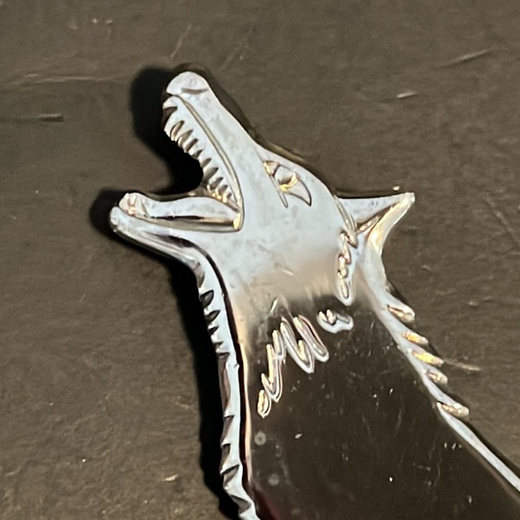 HOWLING WOLF PIN silver tone - Picture 4 of 5